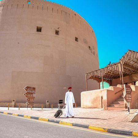 فندق المدينة القديمة Old Town Hotel Низва Екстериор снимка
