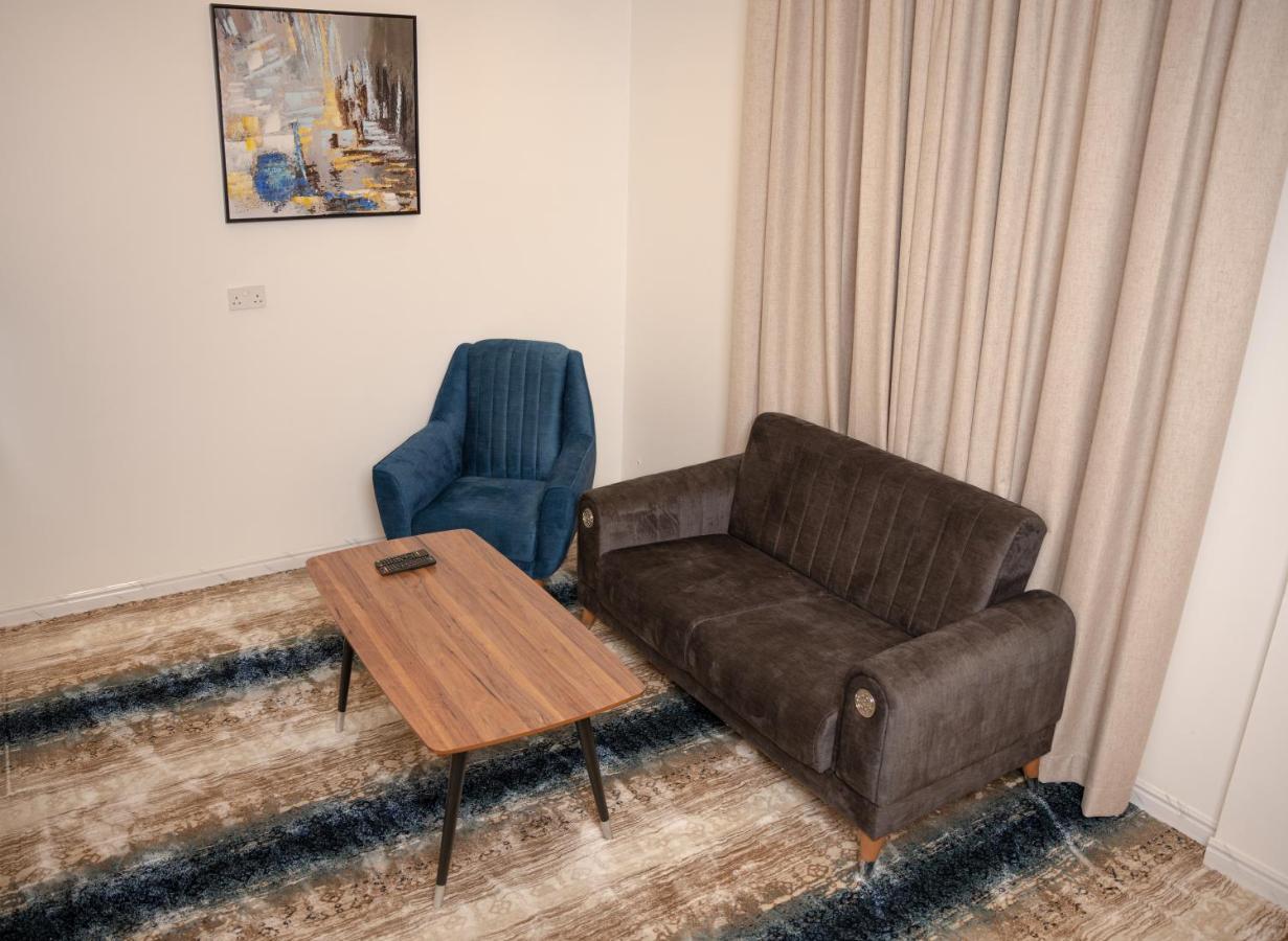 فندق المدينة القديمة Old Town Hotel Низва Екстериор снимка