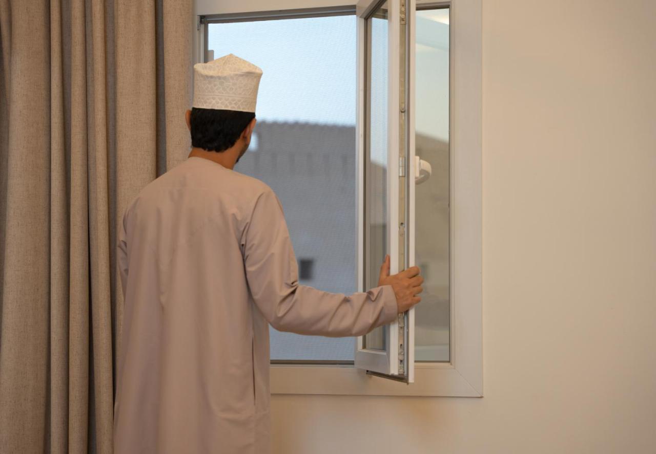 فندق المدينة القديمة Old Town Hotel Низва Екстериор снимка