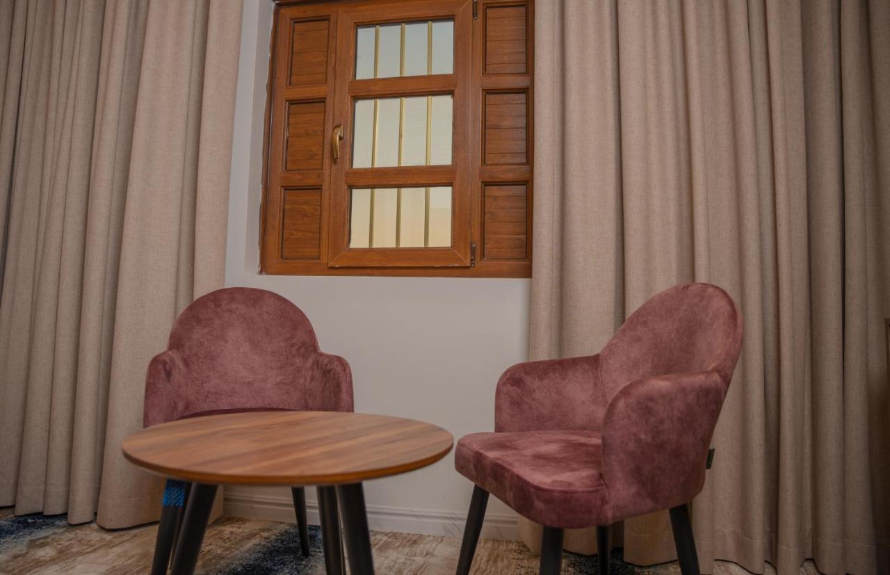 فندق المدينة القديمة Old Town Hotel Низва Екстериор снимка