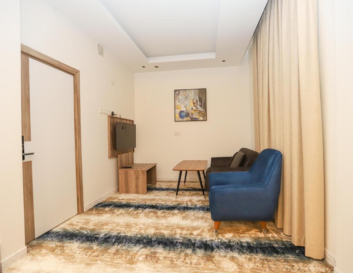 فندق المدينة القديمة Old Town Hotel Низва Екстериор снимка