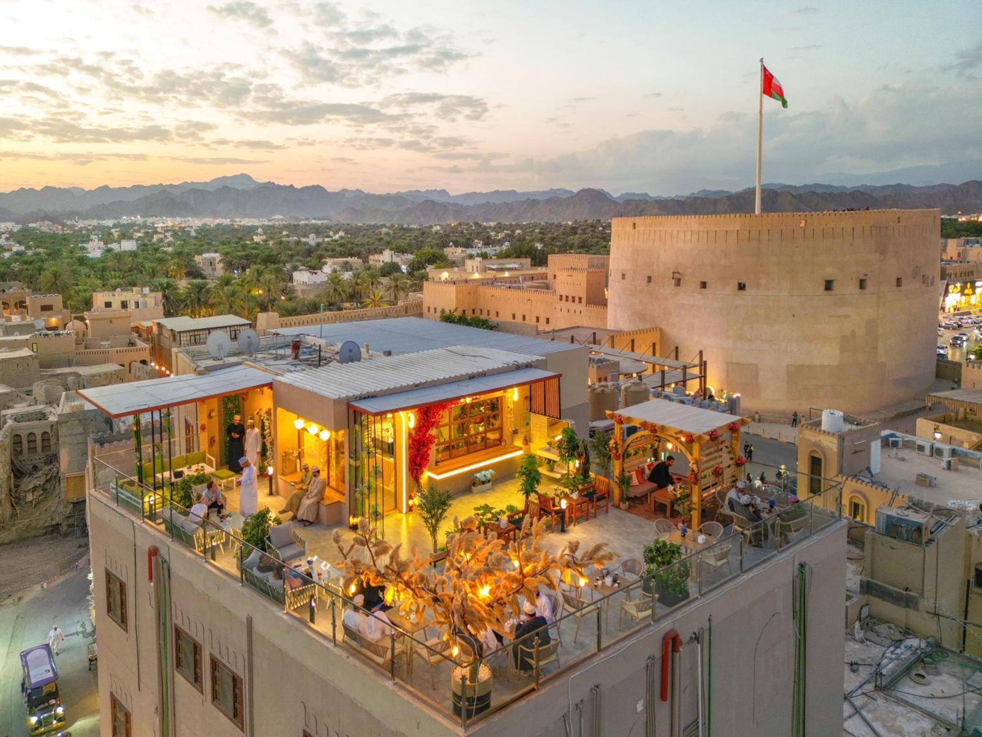 فندق المدينة القديمة Old Town Hotel Низва Екстериор снимка