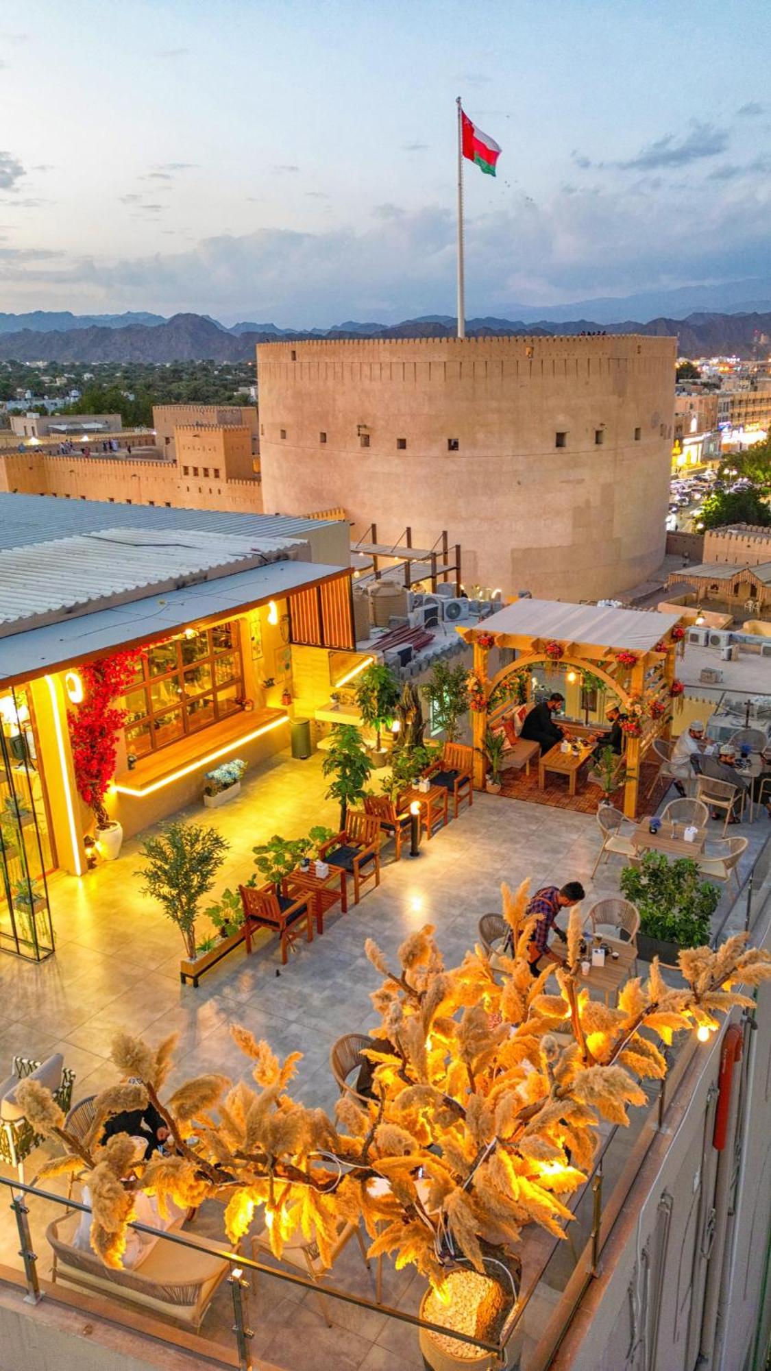 فندق المدينة القديمة Old Town Hotel Низва Екстериор снимка