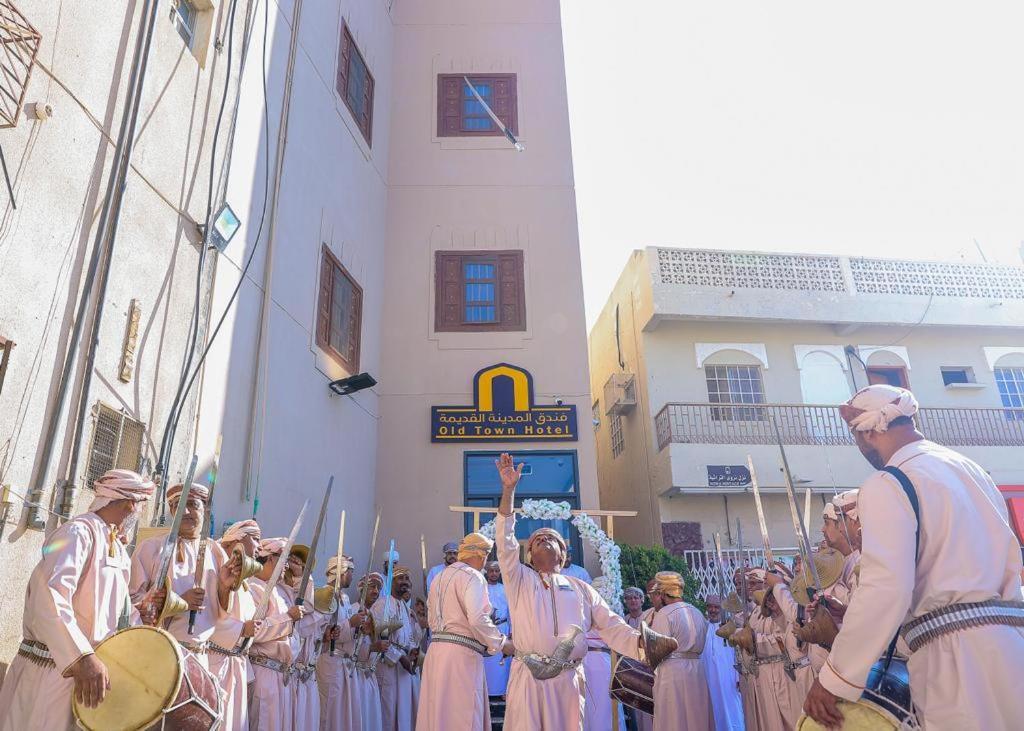 فندق المدينة القديمة Old Town Hotel Низва Екстериор снимка