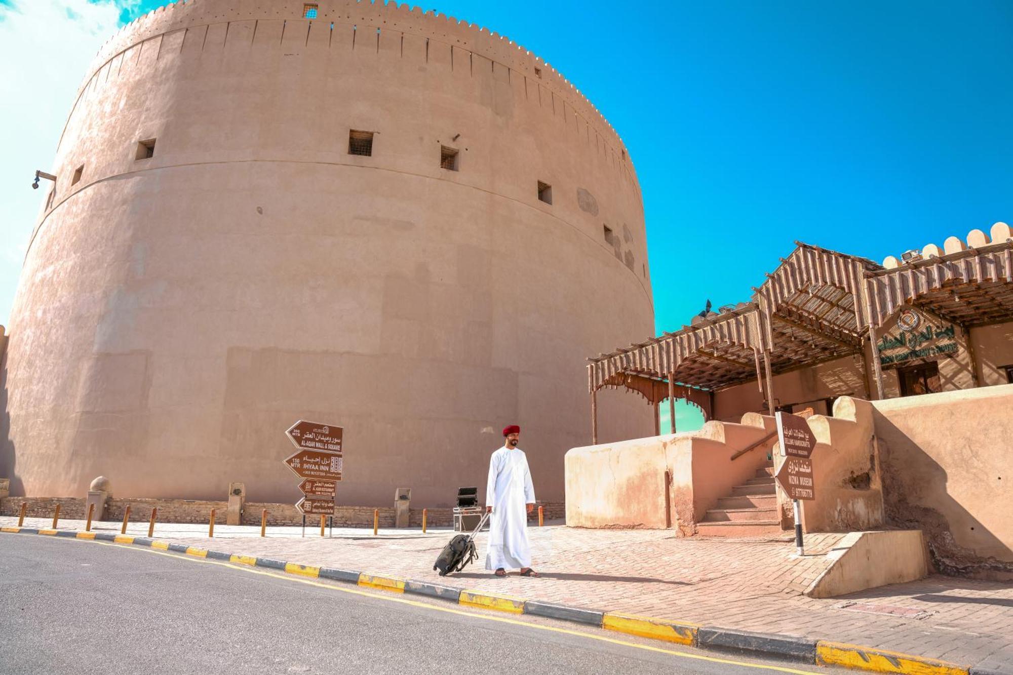 فندق المدينة القديمة Old Town Hotel Низва Екстериор снимка